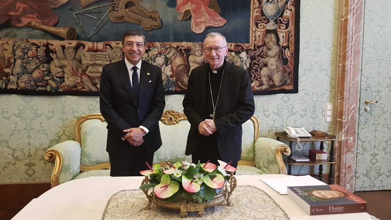 Saludo protocolar del jefe del organismo al secretario de Estado, Cardenal Pietro Parolin
